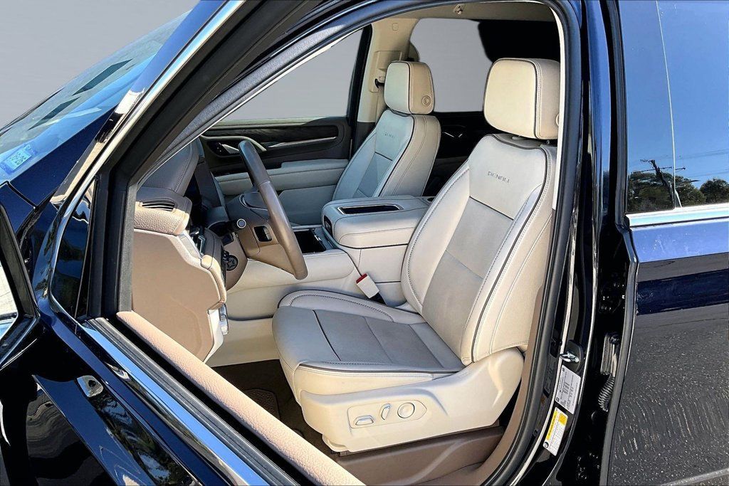 Used 2022 GMC Yukon XL Denali RWD image 3