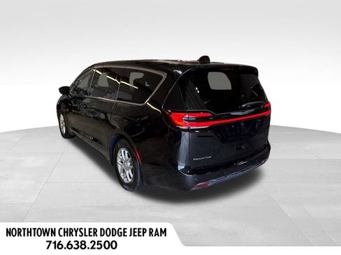 Used 2026 Chrysler Pacifica Select FWD image 2