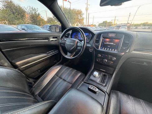 Used 2019 Chrysler 300 S image 11