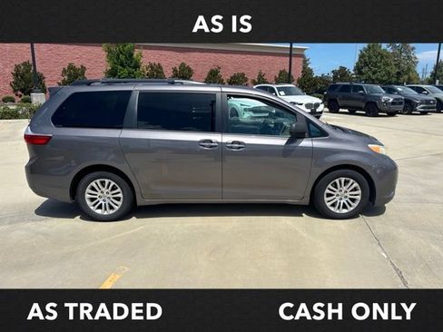 Used 2015 Toyota Sienna XLE w/ XLE Navigation Package FWD image 4