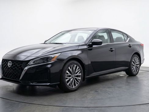 Used 2025 Nissan Altima 2.5 SV FWD image 3