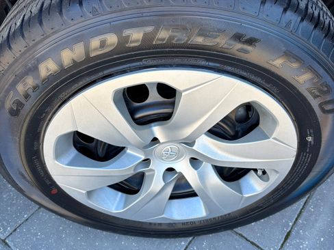 Used 2022 Toyota RAV4 LE image 9