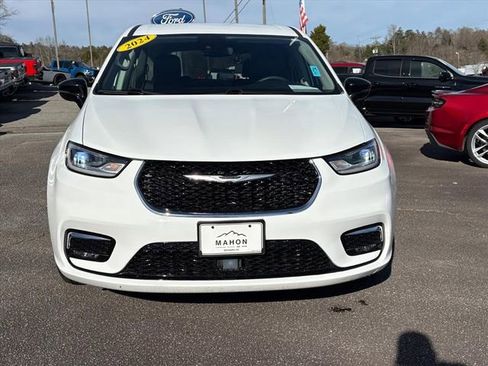 Used 2024 Chrysler Pacifica Touring-L image 2