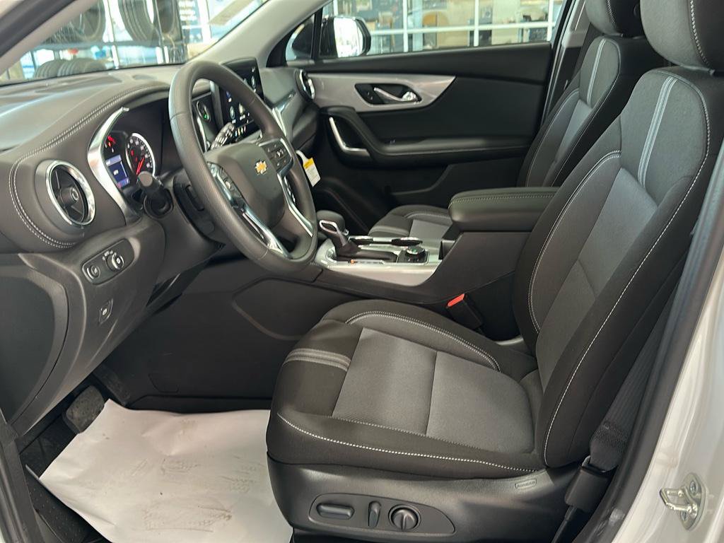 New 2025 Chevrolet Blazer LT w/ Midnight/Sport Edition FWD image 6