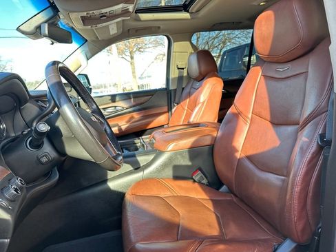 Used 2019 Cadillac Escalade Luxury image 7