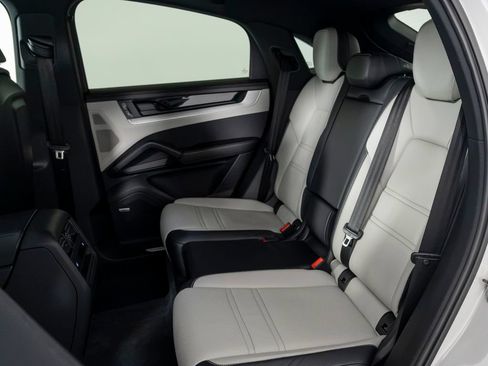 Certified 2024 Porsche Cayenne Coupe AWD/4WD image 40