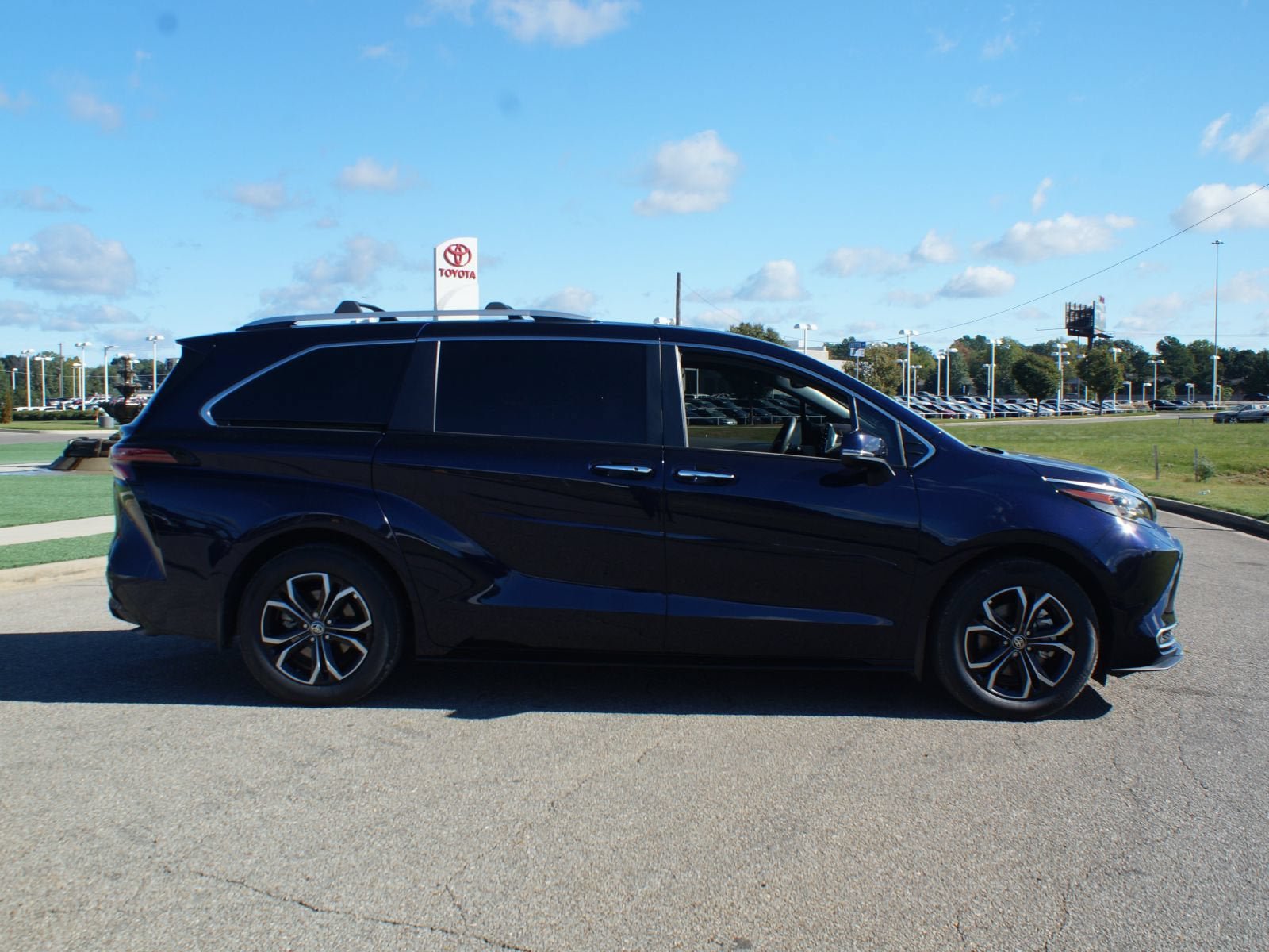 Used 2023 Toyota Sienna Platinum FWD image 22