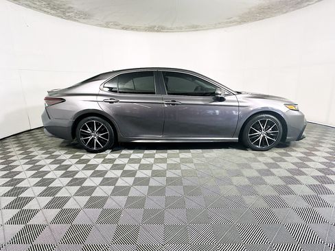 Used 2022 Toyota Camry SE w/ Convenience Package FWD image 2
