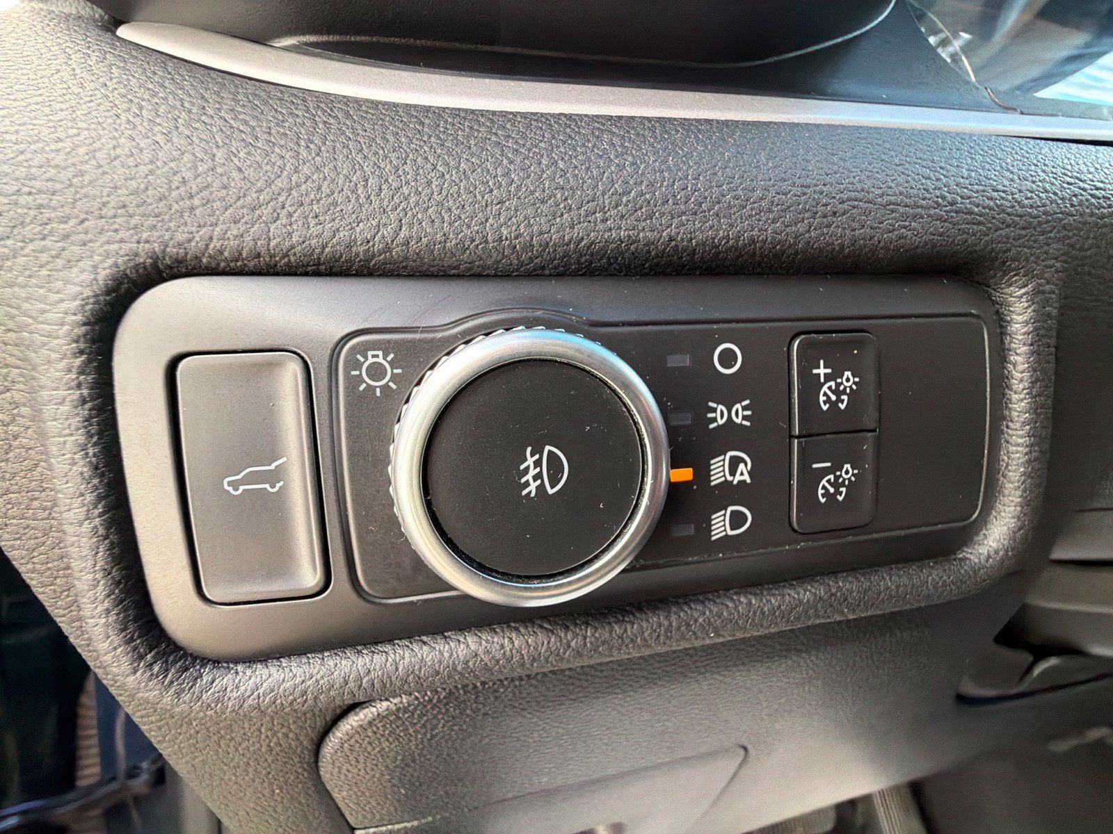 Used 2021 Ford Explorer XLT w/ Equipment Group 202A AWD/4WD image 16