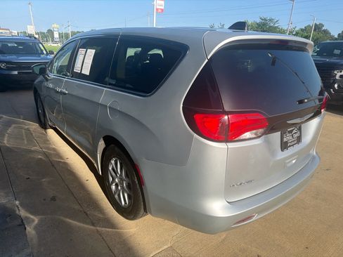 Used 2023 Chrysler Voyager LX FWD image 4