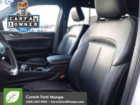 Used 2025 Jeep Grand Cherokee Limited image 23