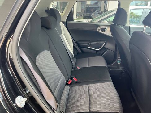 Used 2025 Kia Soul LX w/ LX Technology Package FWD image 25