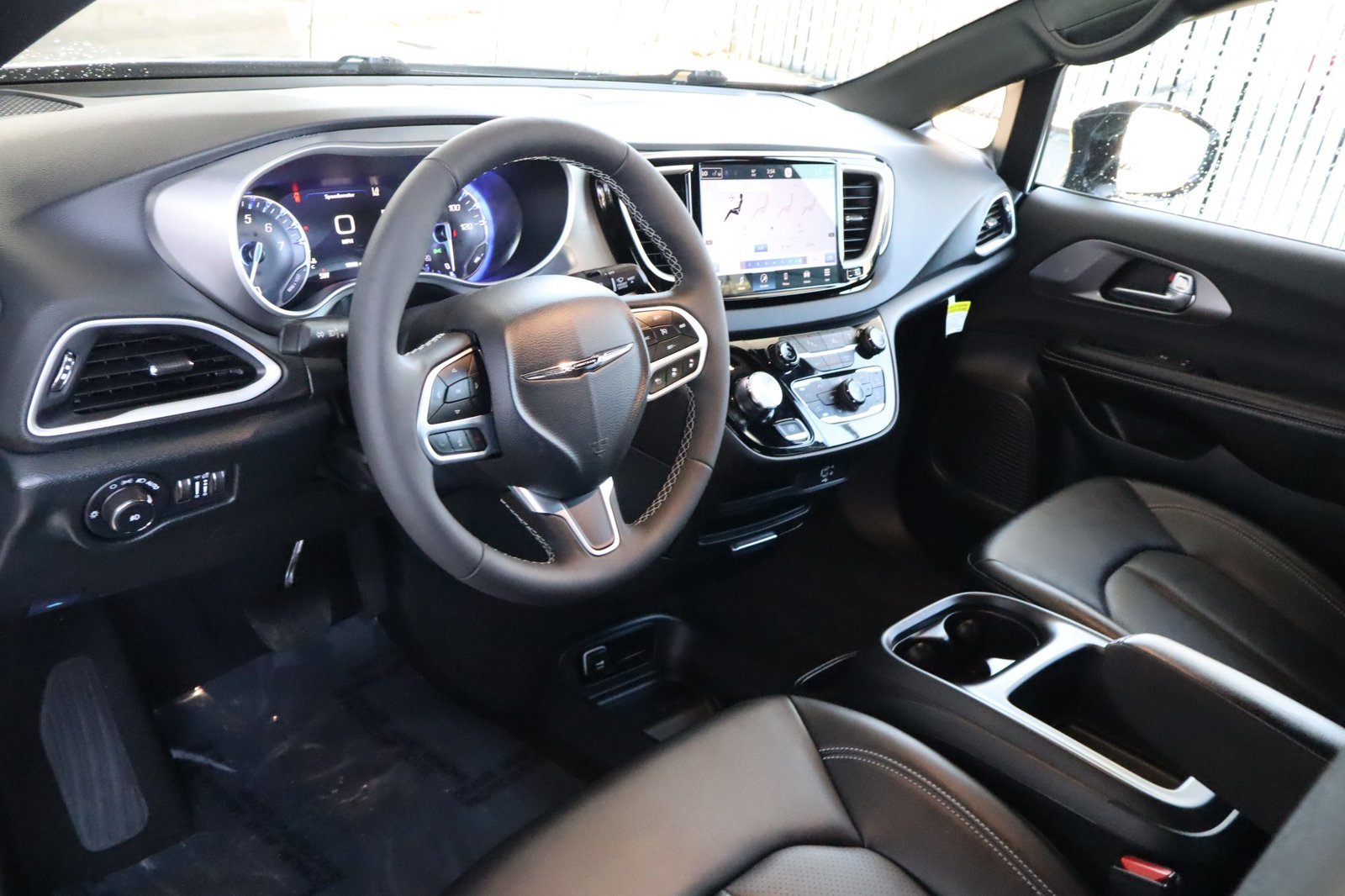 Used 2026 Chrysler Pacifica Select FWD image 17