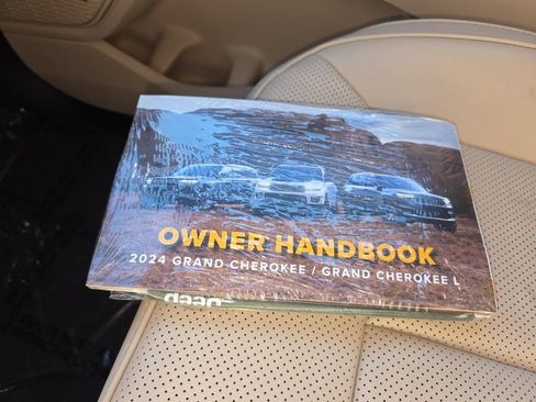 Certified 2024 Jeep Grand Cherokee Limited w/ Luxury Tech Group II AWD/4WD image 21