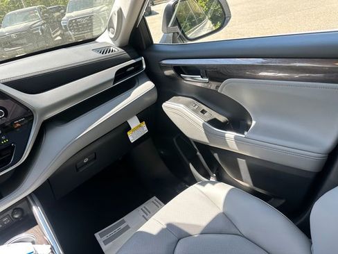 New 2026 Toyota Highlander Platinum AWD/4WD image 19