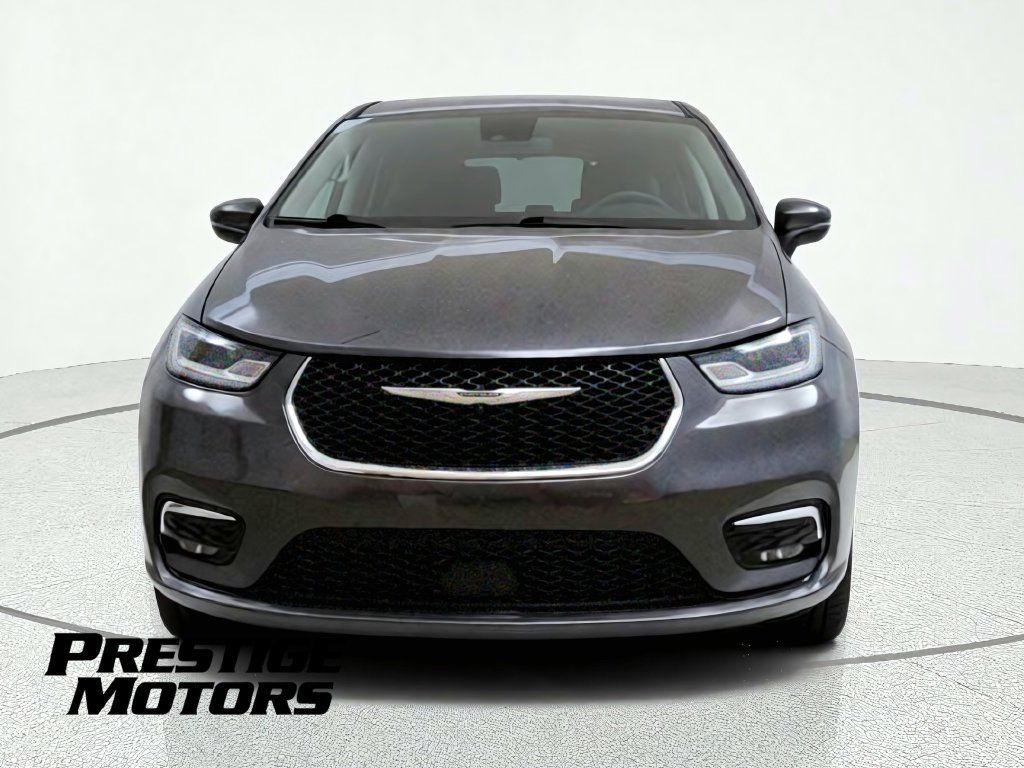 Used 2023 Chrysler Pacifica Touring-L FWD image 2