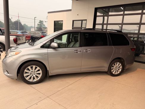 Used 2017 Toyota Sienna LE AWD/4WD image 4