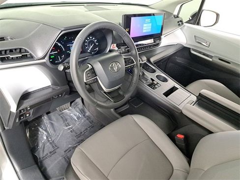 Used 2025 Toyota Sienna XLE image 17