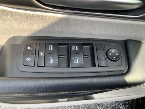 Used 2023 Chrysler Pacifica Touring-L FWD image 20