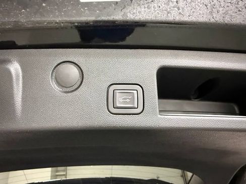 Used 2025 Chevrolet Equinox LT w/ Convenience Package II FWD image 9