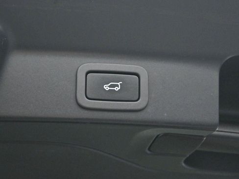 Used 2017 Jaguar F-PACE Premium image 10