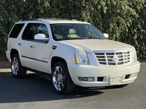 Used 2009 Cadillac Escalade AWD image 3