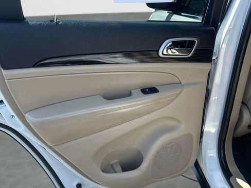 Used 2019 Jeep Grand Cherokee Laredo RWD image 15