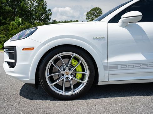 Used 2024 Porsche Cayenne S AWD/4WD image 12