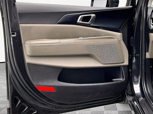 Used 2025 Kia Carnival image 23