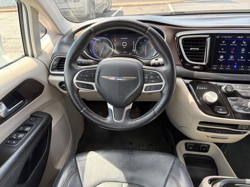 Used 2018 Chrysler Pacifica Touring-L Plus FWD image 30