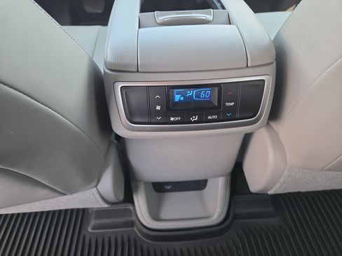 Certified 2019 Toyota Highlander Limited AWD/4WD image 21