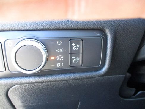 Used 2020 Ford Explorer XLT image 7