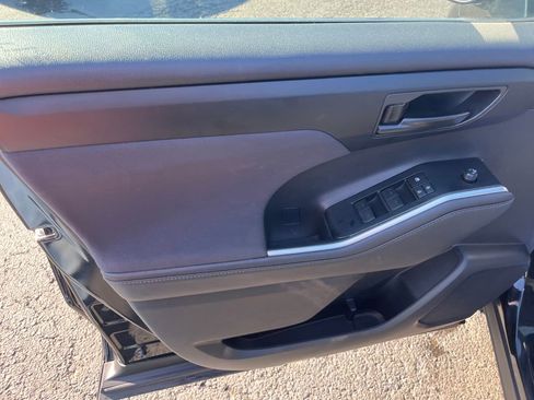 Used 2024 Toyota Highlander LE image 18