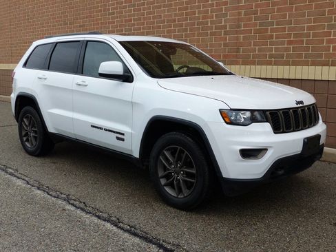 Used 2016 Jeep Grand Cherokee Laredo 75th Anniversary image 13
