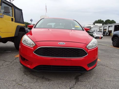 Used 2016 Ford Focus SE FWD image 2
