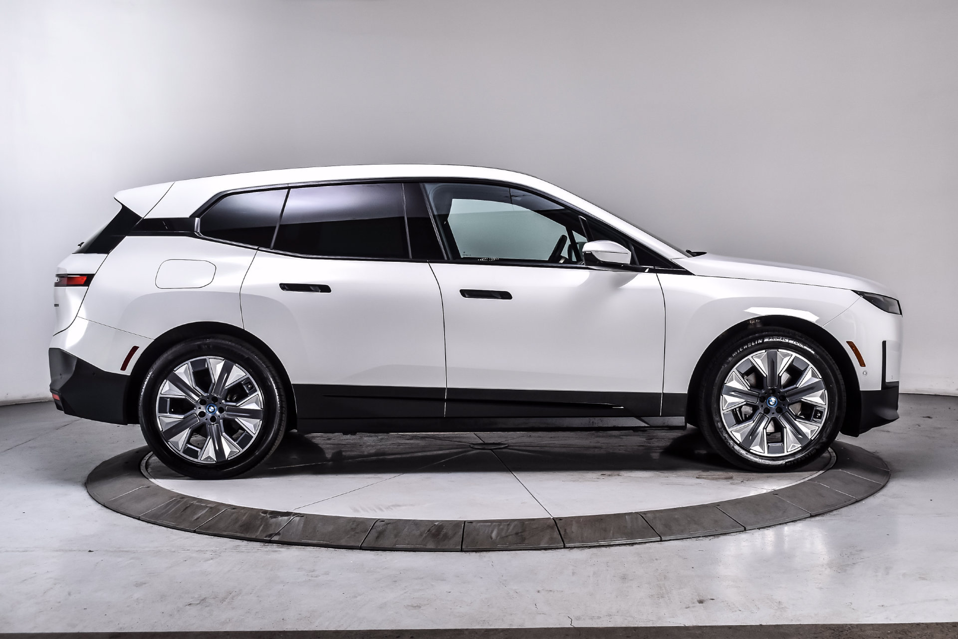 Used 2024 BMW iX xDrive50 w/ Premium Package AWD/4WD image 7