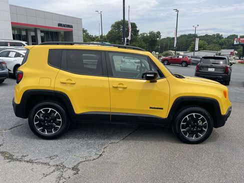 Used 2023 Jeep Renegade Latitude AWD/4WD image 2