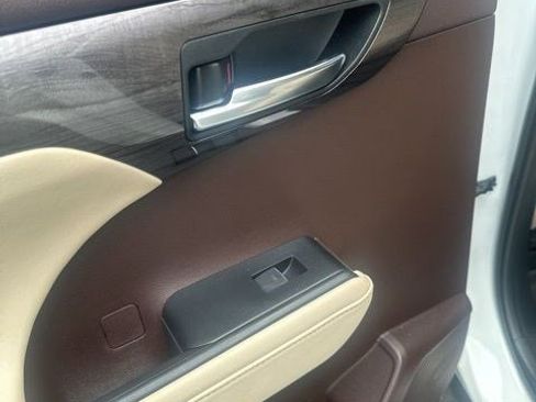 Used 2021 Toyota Highlander Limited image 15