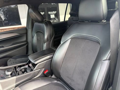 Used 2023 Jeep Grand Cherokee L Laredo RWD image 3