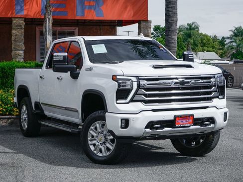 Used 2024 Chevrolet Silverado 2500 High Country w/ High Country Premium Package AWD/4WD image 2