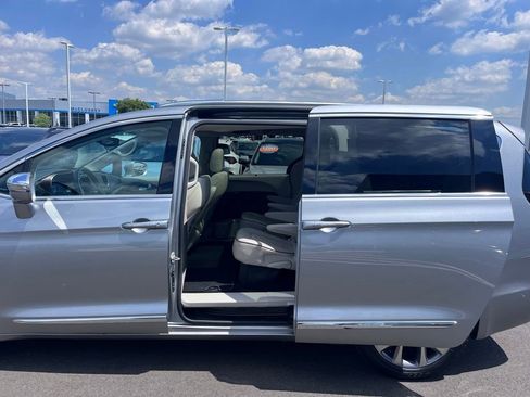 Used 2019 Chrysler Pacifica Limited w/ Tire & Wheel Group FWD image 19