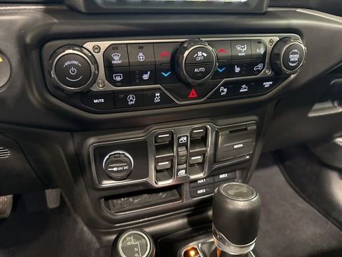 Used 2022 Jeep Wrangler Unlimited Sahara AWD/4WD image 15
