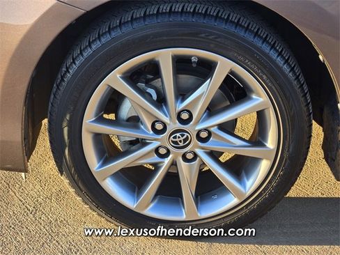 Used 2017 Toyota Prius V Five image 9