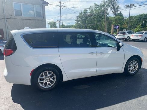 Used 2017 Chrysler Pacifica LX FWD image 5