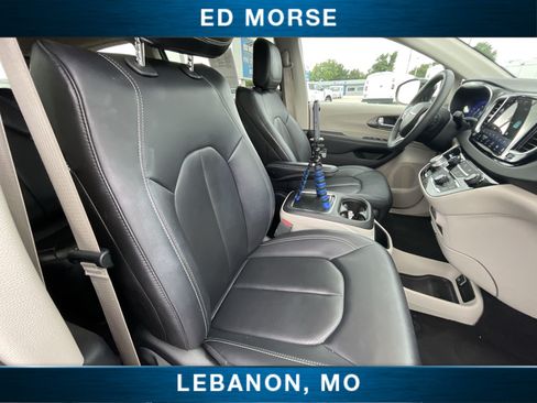 Used 2023 Chrysler Pacifica Touring-L FWD image 26