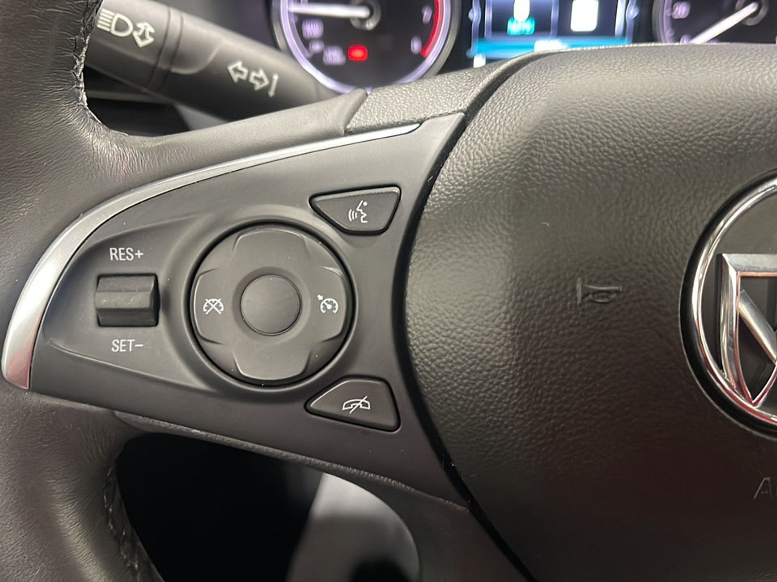 Used 2018 Buick Enclave Essence FWD image 6