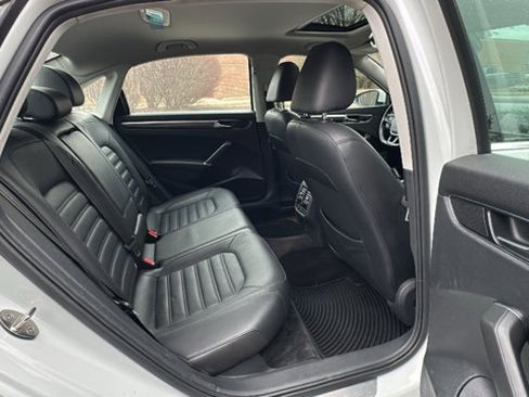 Used 2018 Volkswagen Passat 2.0T SEL Premium image 25