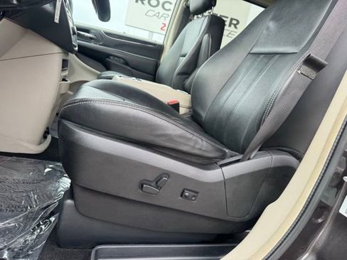 Used 2015 Chrysler Town & Country Touring image 8