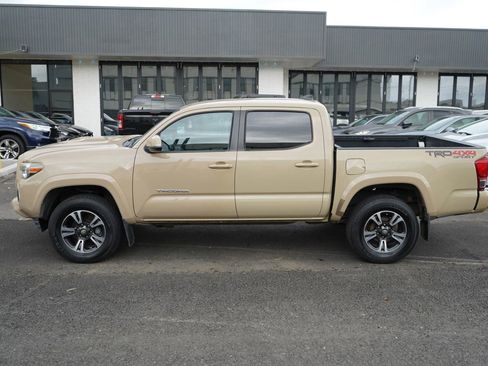 Used 2017 Toyota Tacoma TRD Sport image 2