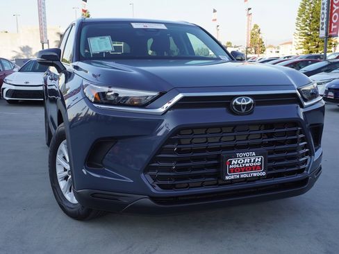 Certified 2025 Toyota Grand Highlander FWD image 2